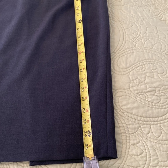 In excellent condition like new Theory size 8 very dark charcoal gray skirt . - Picture 8 of 9